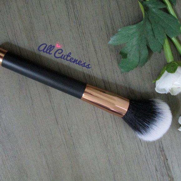 🎀 (NWOT) Powder Brush - Picture 4 of 4